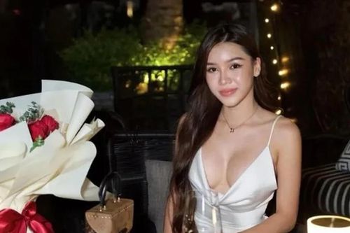 Vóc dáng 'chuẩn từng cm' của nàng WAG gợi cảm nhất V.League