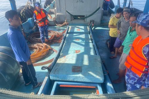 Tạm giữ một tàu vận chuyển trái phép 50.000 lít dầu DO