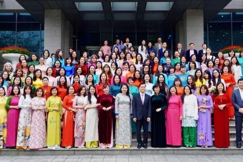 'Bóng hồng Ngoại giao' tỏa nắng trong Ngày quốc tế Phụ nữ