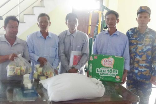 Cán bộ, chiến sĩ đảo Đá Lát hỗ trợ nhu yếu phẩm cho ngư dân tàu cá gặp nạn