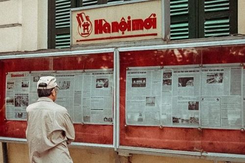 Đọc báo giấy trên bảng tin: Nét đẹp trong không gian văn hóa đọc