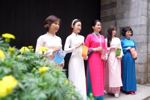 Phụ nữ Việt Nam duyên dáng, rạng rỡ trong tà áo dài truyền thống