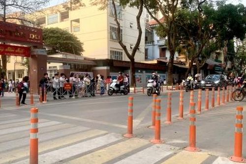 Hà Nội thí điểm cấm đỗ ô tô ở cổng trường học