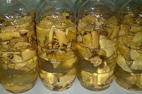 Một người tử vong, một người nguy kịch sau khi uống rượu trong đám tang hàng xóm