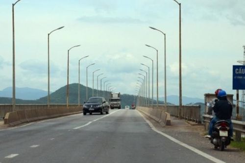 Cứu sống người đàn ông nhảy sông Gianh tự vẫn vì thua lỗ chứng khoán