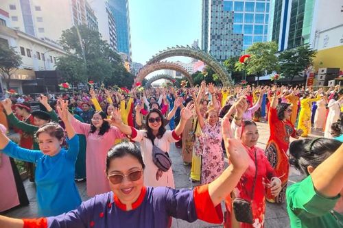 Hơn 5.000 người đồng diễn áo dài trên Phố đi bộ Nguyễn Huệ