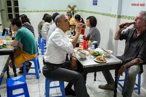 Khi người nổi tiếng thế giới đến Việt Nam ăn bún chả, nhậu vỉa hè