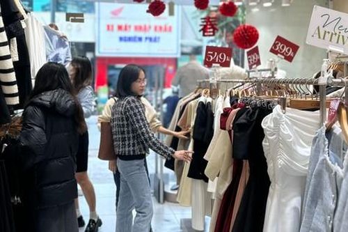 Cửa hàng đua khuyến mãi, khách tất bật 'săn sale' dịp 8/3