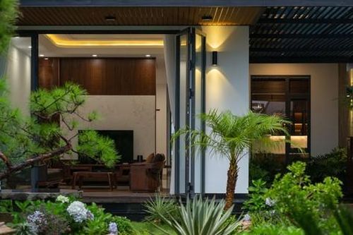 Nhà hướng chính Tây lùi khối nhà về sau nhường chỗ cho sân vườn