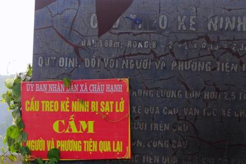 Nhiều người hiếu kỳ đến hiện trường sập cầu treo, UBND huyện chỉ đạo khẩn