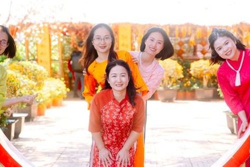 Nữ cán bộ đoàn khoe sắc duyên dáng với áo dài