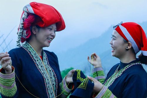 Ngắm thiếu nữ Tây Bắc đẹp rạng ngời trong trang phục truyền thống