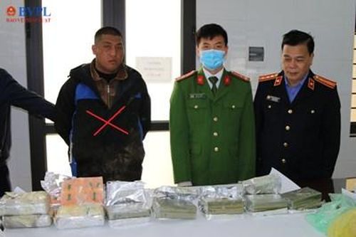 Phê chuẩn khởi tố đối tượng vận chuyển 10 bánh heroin, 4 bọc hồng phiến