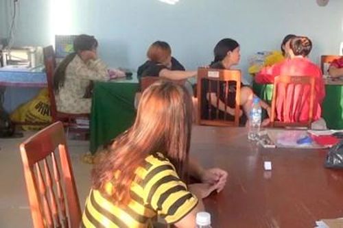 Diễn biến mới vụ chủ quán karaoke tra tấn các cô gái nhân viên dã man như thời trung cổ