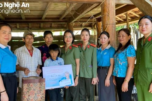 Những người mẹ đỡ đầu mang sắc phục Công an