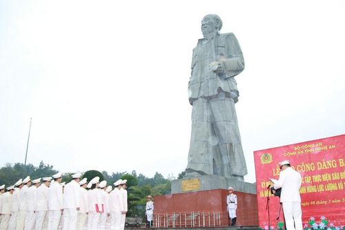 Công an tỉnh Nghệ An dâng hoa, dâng hương tưởng niệm Chủ tịch Hồ Chí Minh và cố Bộ trưởng Trần Quốc Hoàn