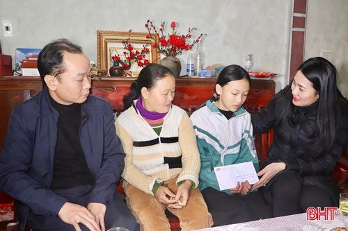 'Mẹ đỡ đầu' cho 59 trẻ em mồ côi ở Vũ Quang