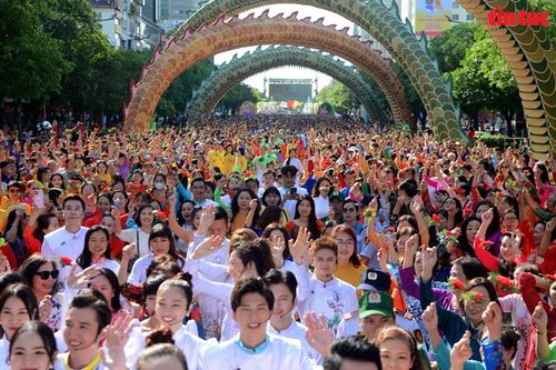 TP Hồ Chí Minh: 5.000 phụ nữ tham gia đồng diễn tôn vinh áo dài Việt Nam