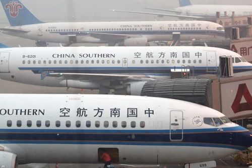 Chuyến bay bị hoãn vì hành khách ném đồng xu vào động cơ cầu may