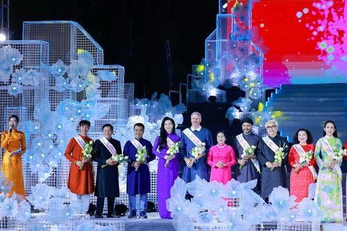 Chiêm ngưỡng 800 mẫu áo dài trong Đêm hội Áo dài lần thứ 10