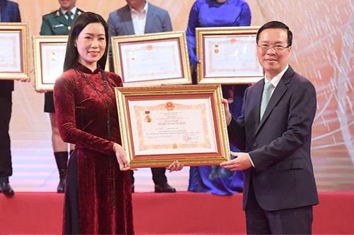 Á hậu Kim Chi được phong tặng danh hiệu NSND
