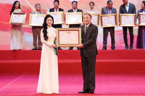 NSƯT Phương Nga: 'Tôi sẽ cố gắng hơn để xứng đáng với danh hiệu được trao tặng'