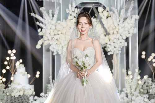 Không gian lễ cưới của Ngọc Anh: Cô dâu lộ diện trước giờ G, không gian phủ kín hoa