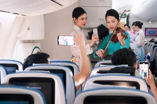 Tiếp viên hàng không kéo violin, trình diễn áo dài trên máy bay