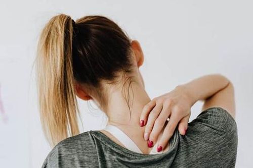 Đau cơ phía sau bả vai là bệnh gì?
