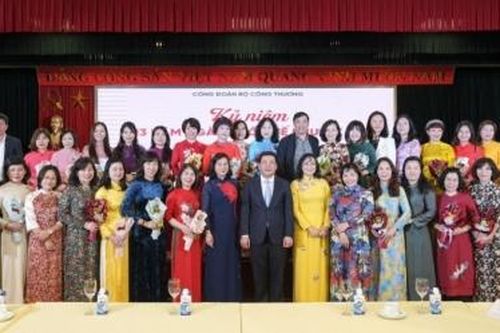 Phụ nữ ngành Công Thương: 'Giỏi việc nước, đảm việc nhà'