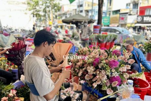 Chợ hoa lớn nhất TP. Hồ Chí Minh nhộn nhịp trong ngày Quốc tế phụ nữ 8/3
