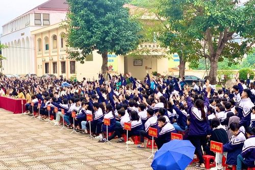 Gần 1.800 học sinh huyện Cẩm Thủy được truyền thông giáo dục tài chính