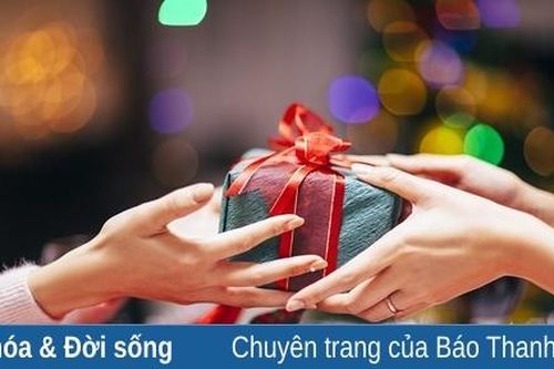 Tặng quà ngày lễ