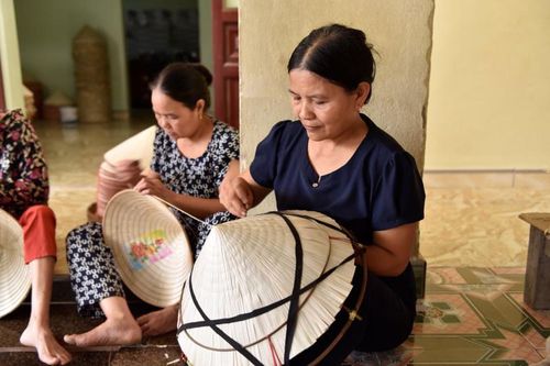 Cận cảnh nghề làm nón lá tại Thanh Hóa