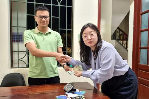 Công an phường Him Lam trả lại cho khách du lịch tài sản đánh rơi