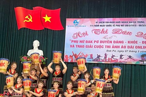 Phụ nữ Đak Pơ trao tặng 250 áo dài cho các hoàn cảnh khó khăn