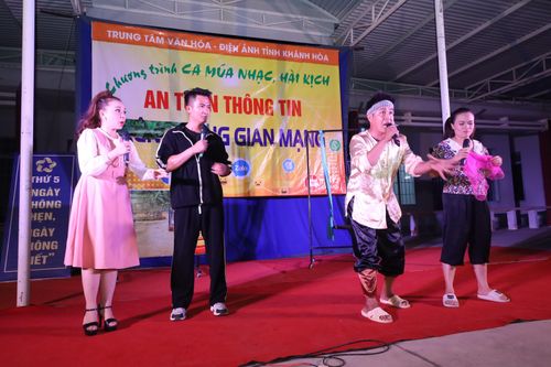 Biểu diễn văn nghệ lưu động ở vùng cao