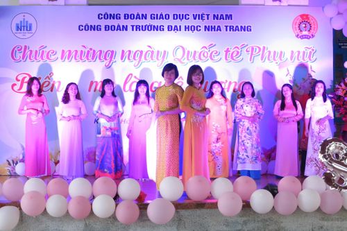 Công đoàn Trường Đại học Nha Trang tổ chức giao lưu văn nghệ nhân dịp 8-3