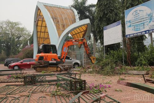 Tháo dỡ hàng rào công viên Nhạc Sơn
