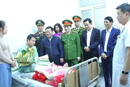 Phó Chủ tịch UBND tỉnh Nguyễn Trọng Hài thăm hỏi, động viên chiến sĩ công an bị thương khi thực hiện nhiệm vụ
