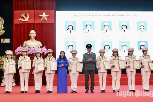 10 cá nhân được trao Giải thưởng Phụ nữ Công an Tuyên Quang tiêu biểu
