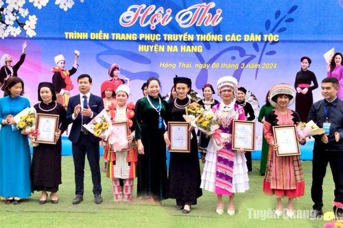 Hội thi trình diễn trang phục truyền thống các dân tộc huyện Na Hang