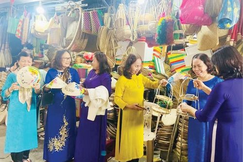 Phụ nữ góp phần xây dựng đô thị văn minh
