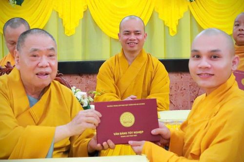 TP.HCM: 253 Tăng Ni sinh tốt nghiệp Trung cấp Phật học khóa 12