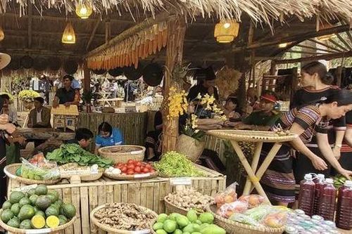 Kon Tum: Chợ phiên 'Đăk Hà ngày mùa' hấp dẫn thu hút hàng nghìn người tham quan, mua sắm