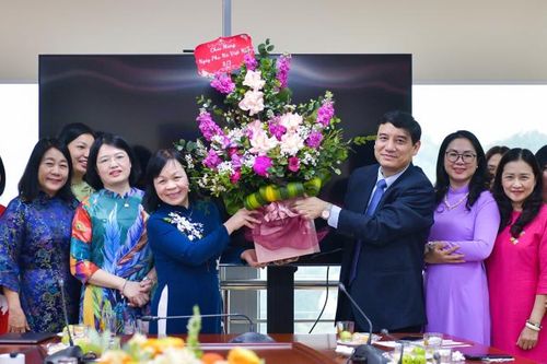 Nữ trí thức với phong trào 'Giỏi việc nước, đảm việc nhà'