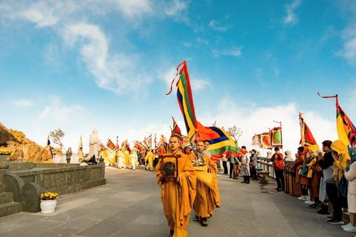Đại lễ cầu an tại Sa Pa thu hút hàng nghìn du khách, phật tử tham gia