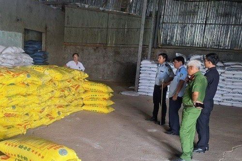 An Giang: Tạm giữ 65 tấn phân bón vi phạm về nhãn mác