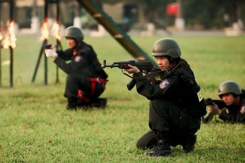 Những 'bông hồng thép' của lực lượng Cảnh sát cơ động