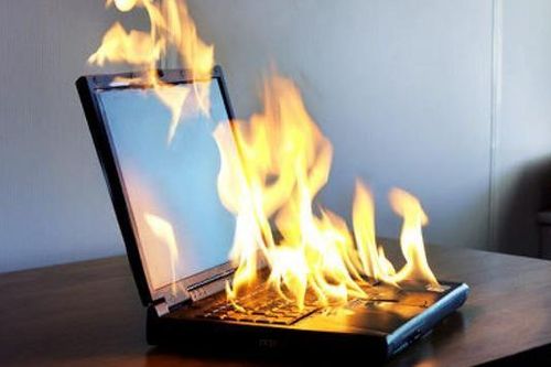 Bé trai dập nát tay do Laptop phát nổ khi đang sạc